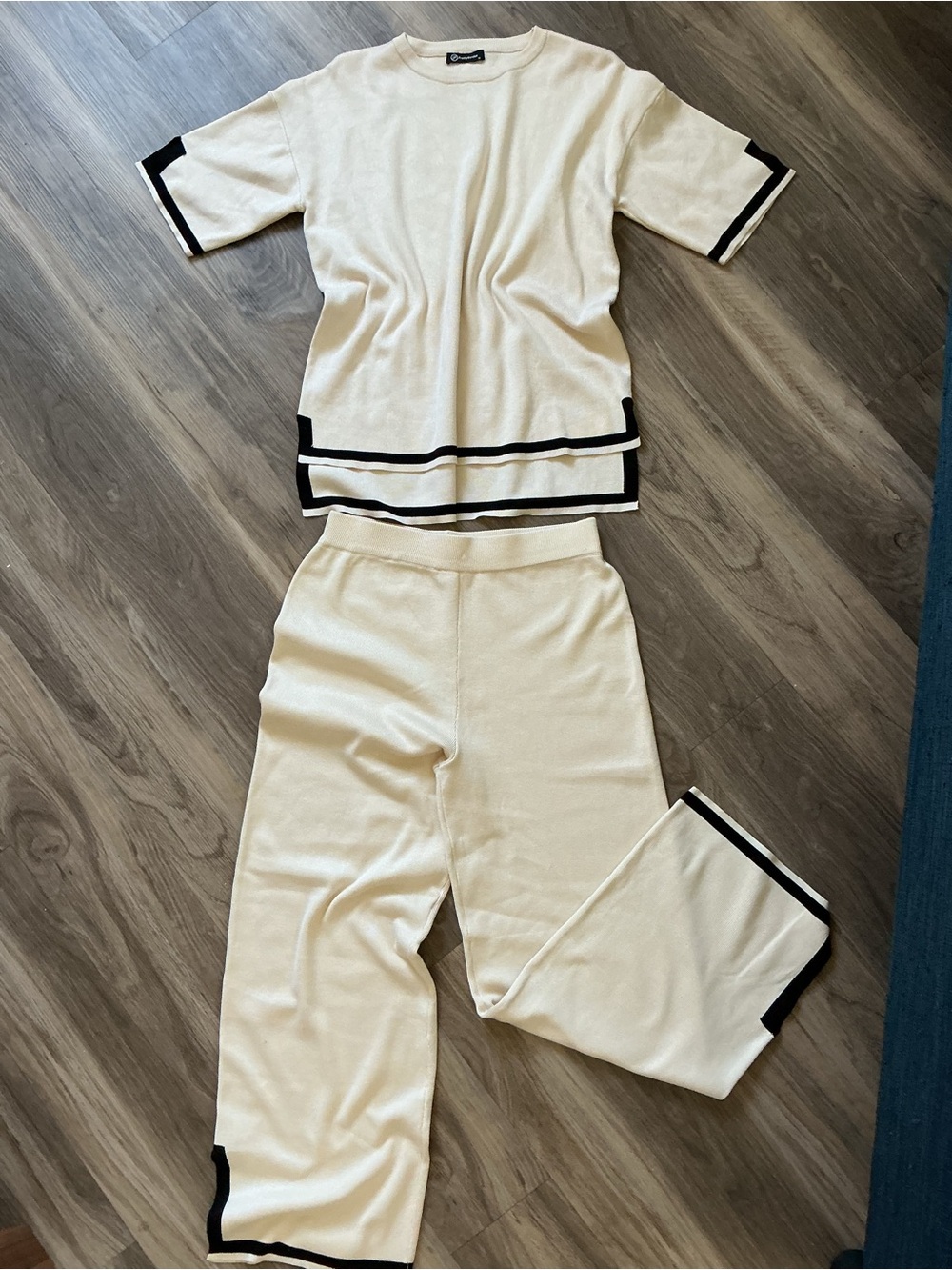 Pretty garden Cream Short-Sleeve Set with Black Trim